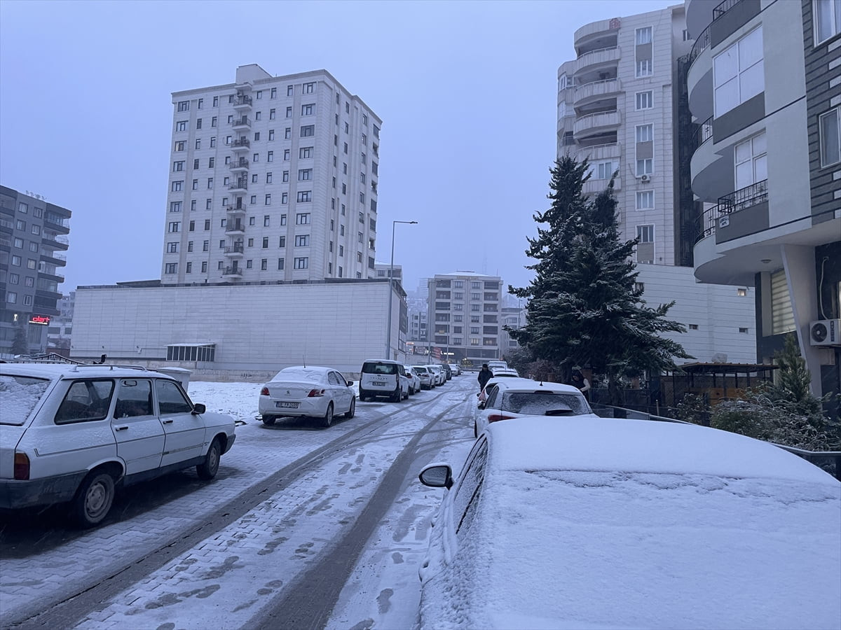 Şanlıurfa'da öğleden sonra başlayan kar yağışı etkisini sürdürüyor.