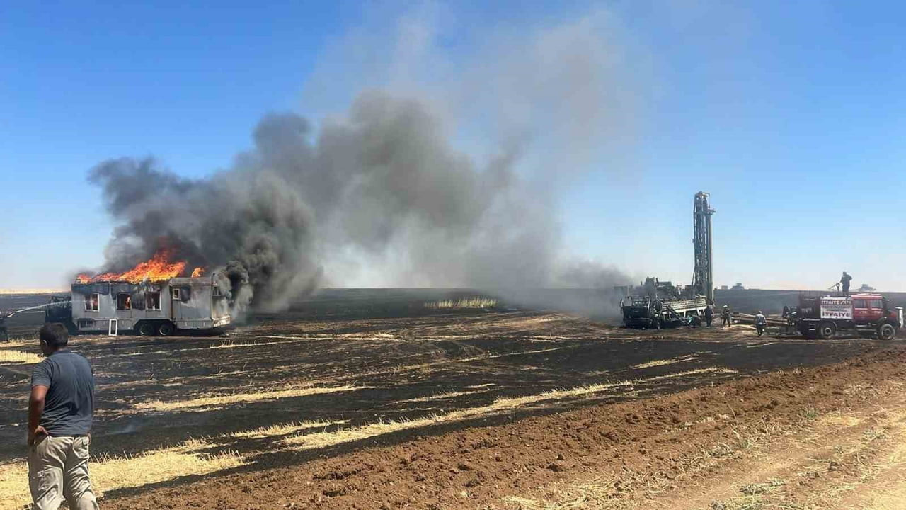 ŞANLIURFA'DA ÖZEL BİR ŞİRKETE AİT SONDAJ ARACI İLE BİTİŞİĞİNDEKİ KARAVANIN YANMASI SONUCU 3 İŞÇİ...