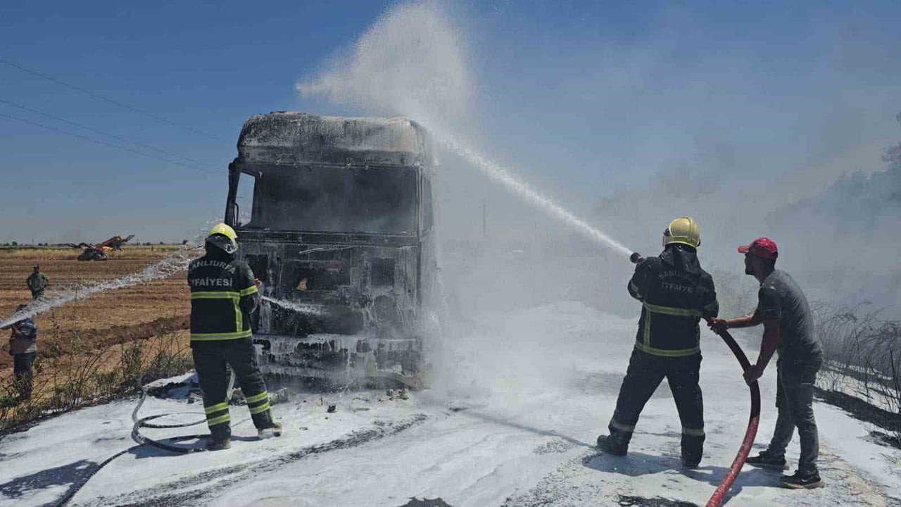 ŞANLIURFA'DA SAMAN YÜKLÜ TIRDA ÇIKAN YANGIN SÖNDÜRÜLDÜ