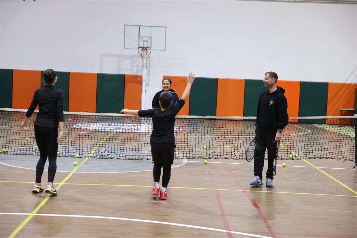 Şanlıurfa'da tenisin yaygınlaşması için 20 yıldır çaba gösteren Tenis İl Temsilcisi Faysal Uyar...