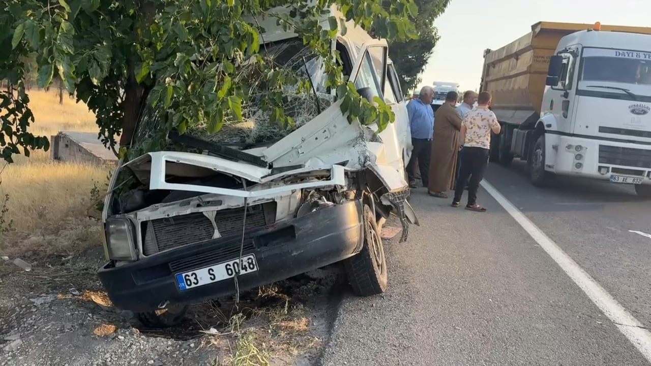 ŞANLIURFA'DA TIR, SERVİS MİNİBÜSÜ, HAFİF TİCARİ ARAÇ VE OTOMOBİLİN KARIŞTIĞI ZİNCİRLEME TRAFİK...