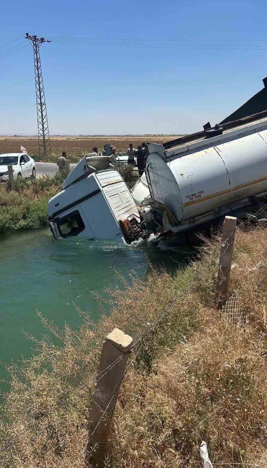 ŞANLIURFA'DA YAKIT TANKERİ İLE KAMYONUN ÇARPIŞMASI SONUCU HER İKİ ARAÇ DA SULAMA KANALINA DÜŞTÜ....