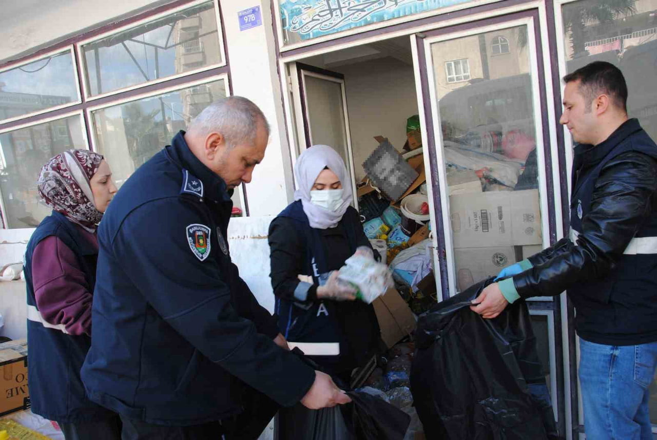 ŞANLIURFA'DA ZABITA EKİPLERİ, YILLARDIR SON KULLANMA TARİHİ GEÇMİŞ ÜRÜNLERİN SAKLANDIĞI DEPOYU...