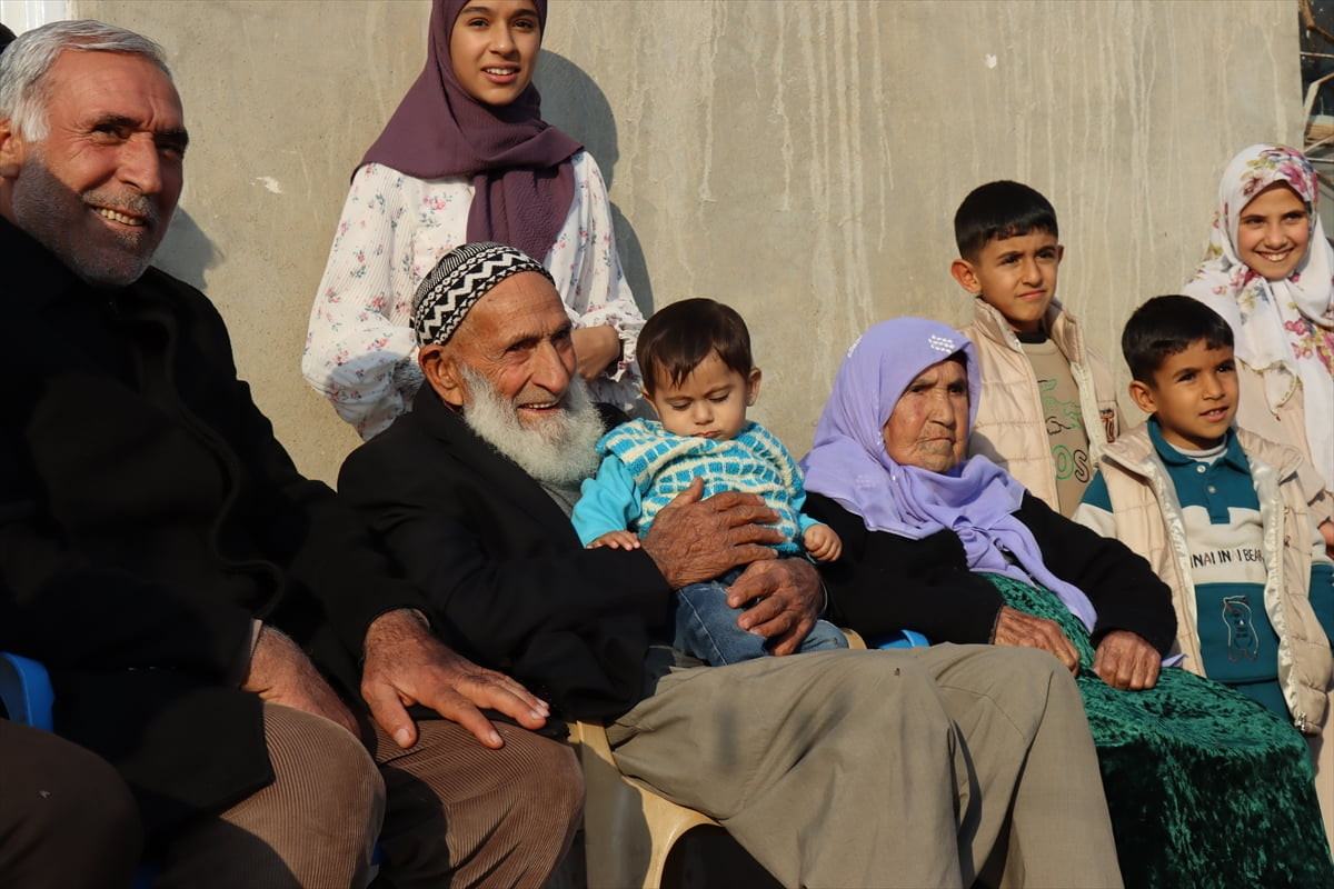 Şanlıurfa'nın Birecik ilçesinde 70 yıldır aynı yastığa baş koyan Zeliha ve İsmail Esen çifti...