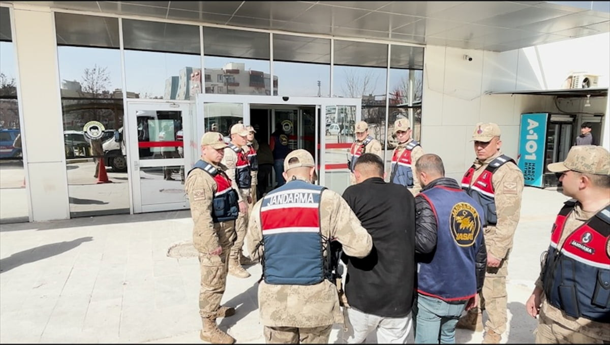 Şanlıurfa'nın Bozova ilçesinde 1 kişinin öldürülmesine ilişkin 5 zanlı gözaltına alındı....