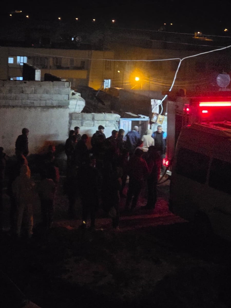 Şanlıurfa'nın Bozova ilçesinde tüp patlaması sonucu çıkan yangında 3 kişi öldü, 4 kişi...