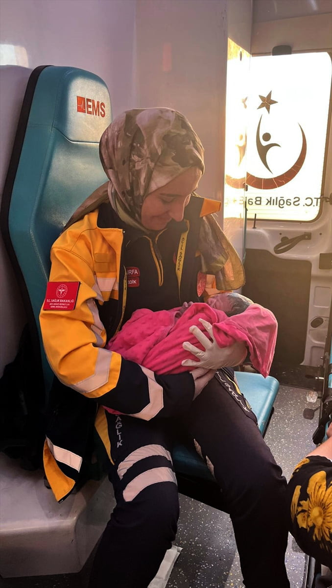 Şanlıurfa'nın Ceylanpınar ilçesinde hastane yolundaki hamile kadın ambulansta doğum yaptı.