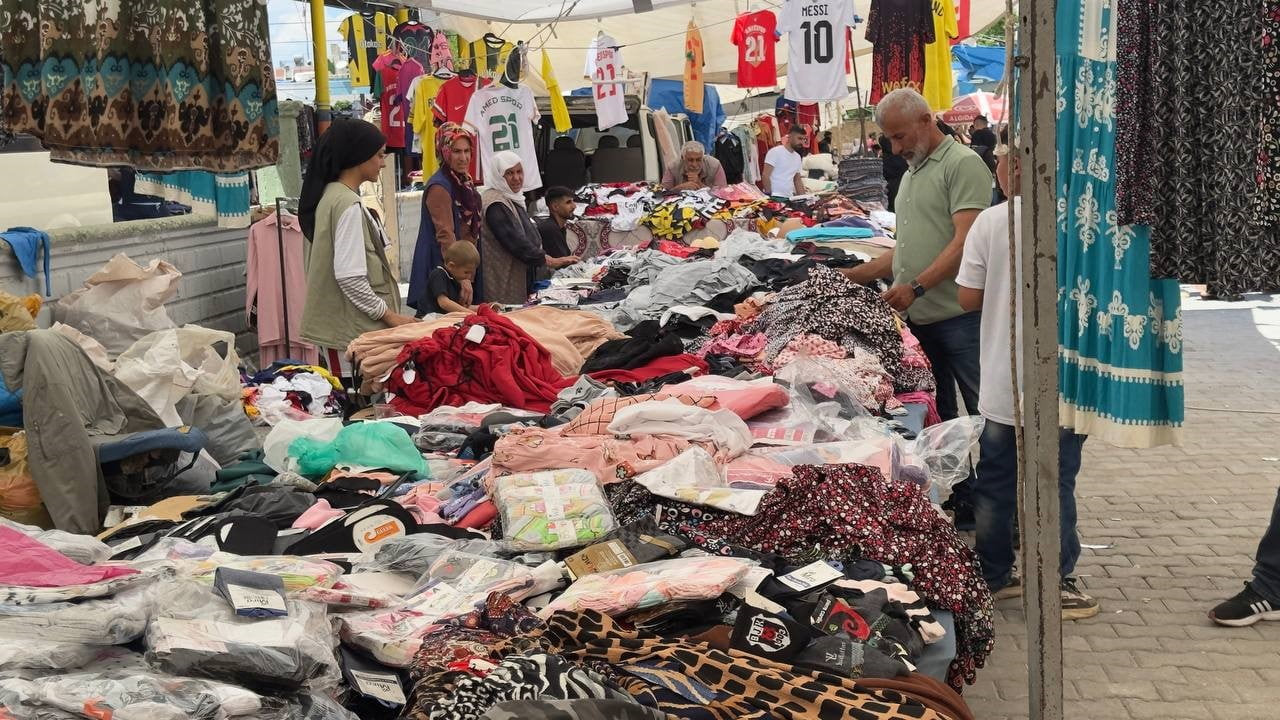 ŞANLIURFA'NIN CEYLANPINAR İLÇESİNDE KURBAN BAYRAMI'NA SAATLER KALA ÇARŞI VE PAZARLARDA YOĞUNLUK...