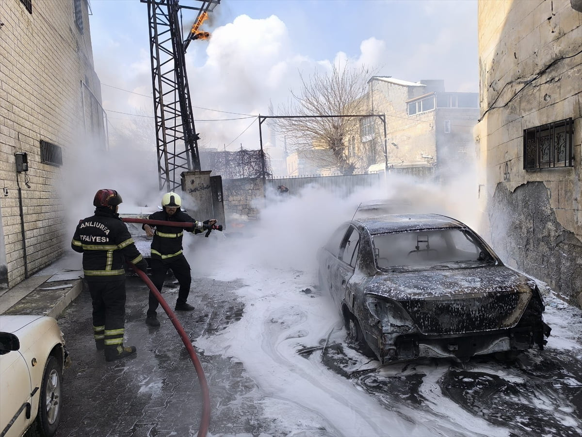 Şanlıurfa'nın Eyyübiye ilçesinde bir trafoda çıkan yangın sebebiyle park halindeki 4 araç...