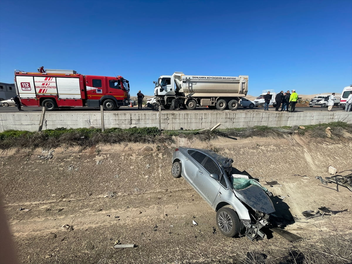 Şanlıurfa'nın Eyyübiye ilçesinde kamyonla çarpıştıktan sonra boş olan sulama kanalına devrilen...