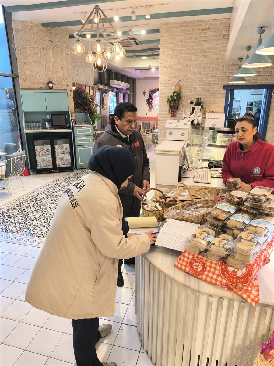 Şanlıurfa'nın Eyyübiye ilçesinde yapılan denetimlerde, son kullanma tarihi geçmiş ve hijyen...