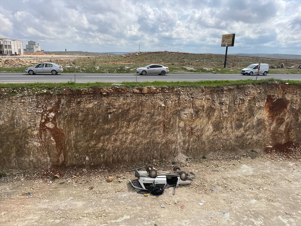 Şanlıurfa'nın Eyyübiye ilçesinde yol çalışması kapsamında açılan 8 metre derinliğindeki kanala...