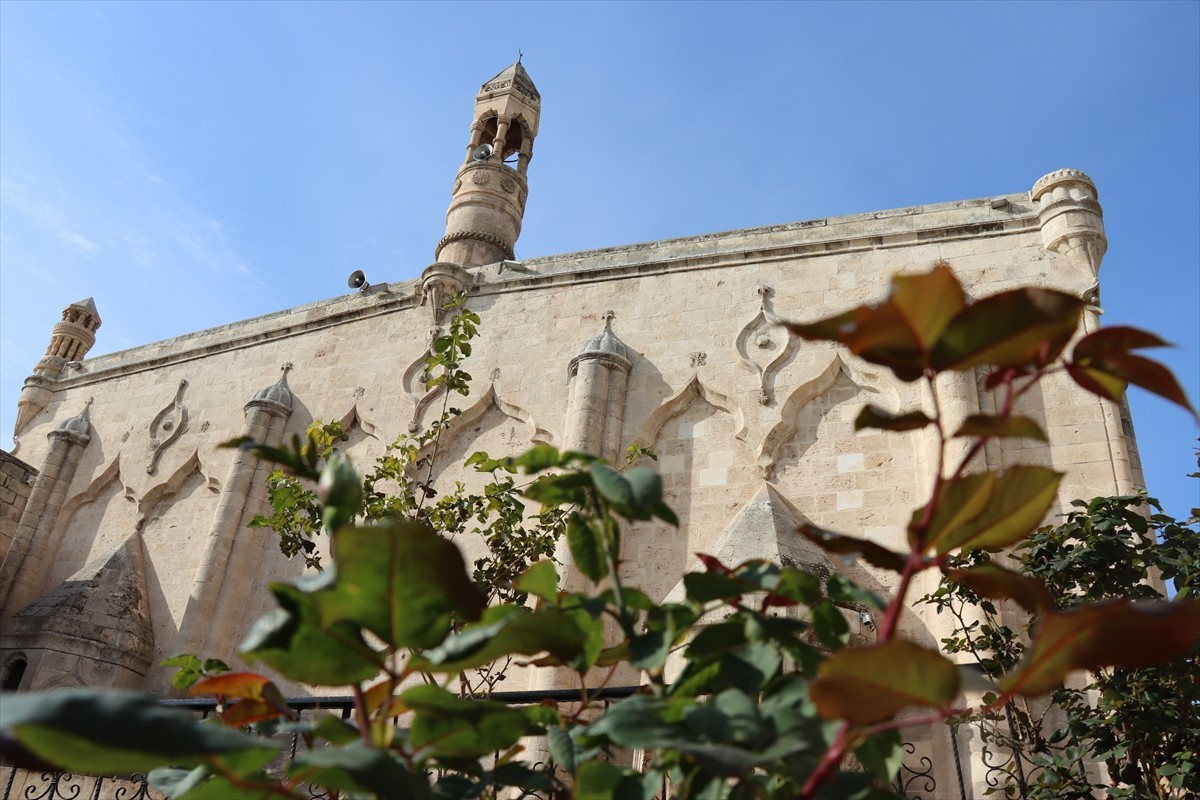 Şanlıurfa'nın Eyyübiye ilçesinde yüzyıllardır farklı amaçlarla kullanılan ve bugün "Fırfırlı Cami"...