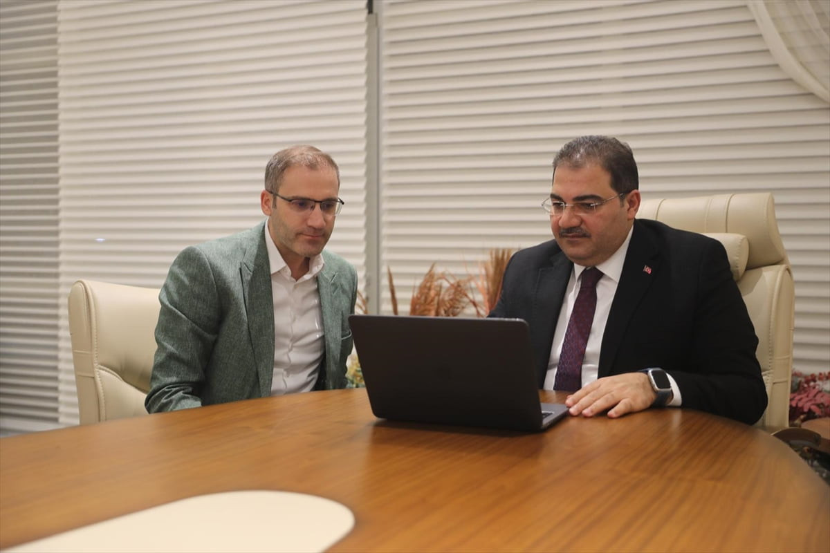 Şanlıurfa'nın Haliliye Belediye Başkanı Mehmet Canpolat (sağda), Anadolu Ajansının (AA) gözünden...