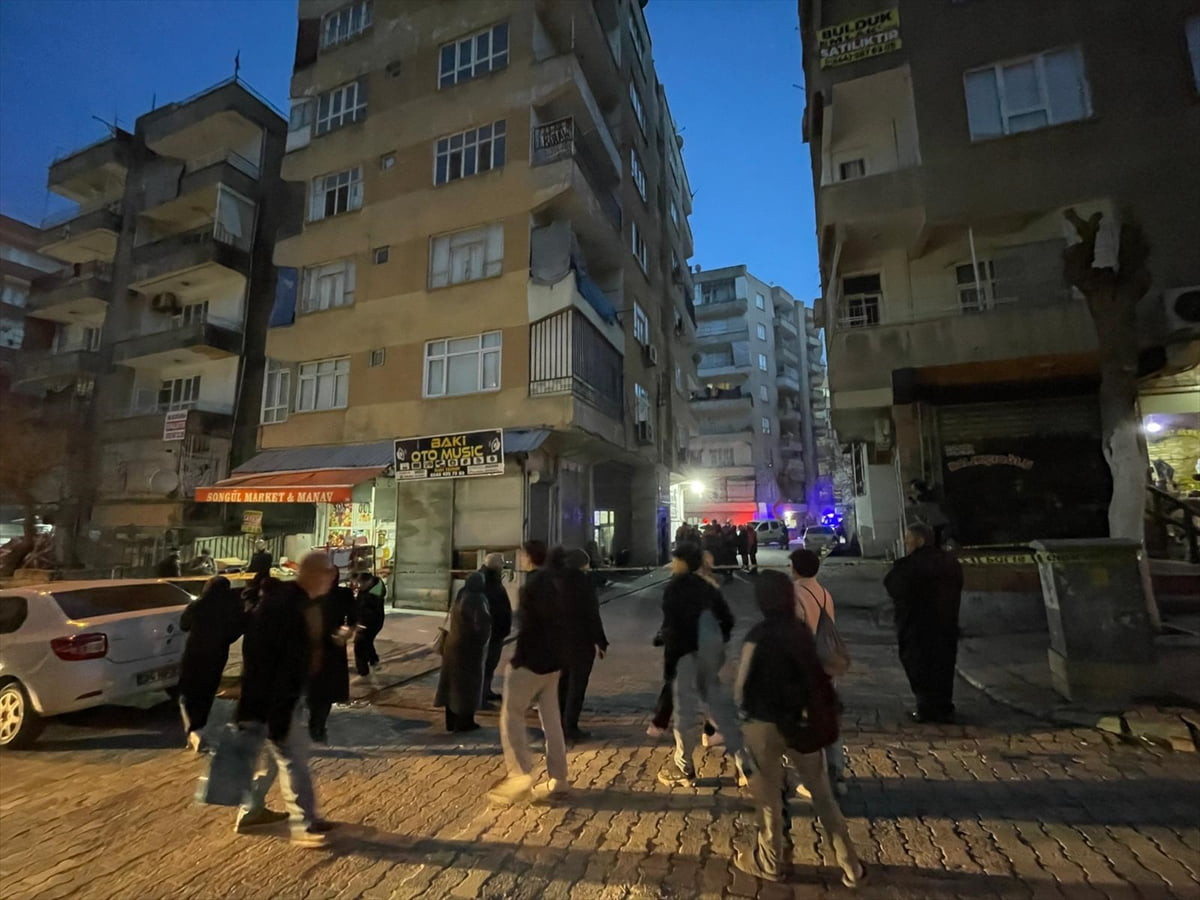  Şanlıurfa'nın Haliliye ilçesinde 6 katlı bir bina, ikamet edenlerin kolonlardan ses geldiği...