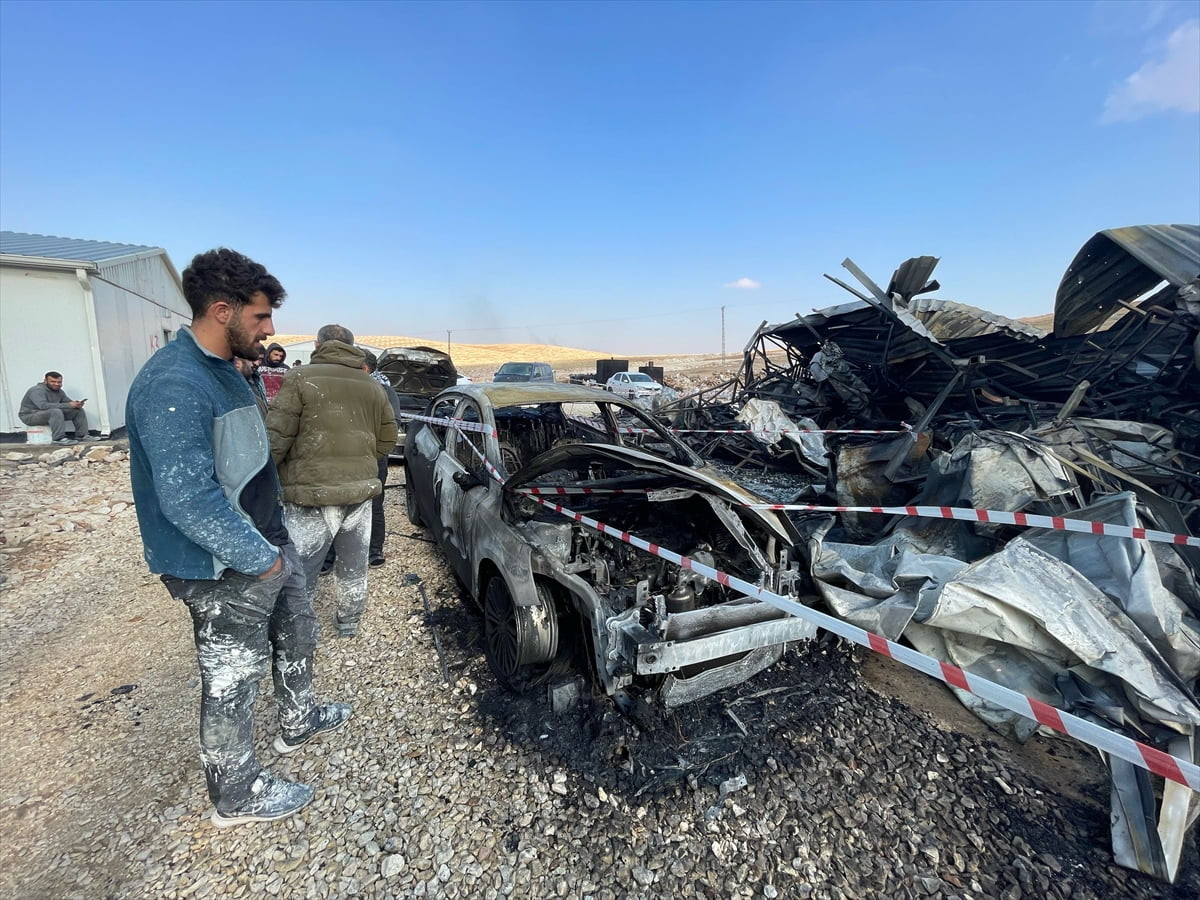 Şanlıurfa'nın Haliliye ilçesinde bir inşaatın şantiye alanında çıkan yangında 4 araçta hasar...