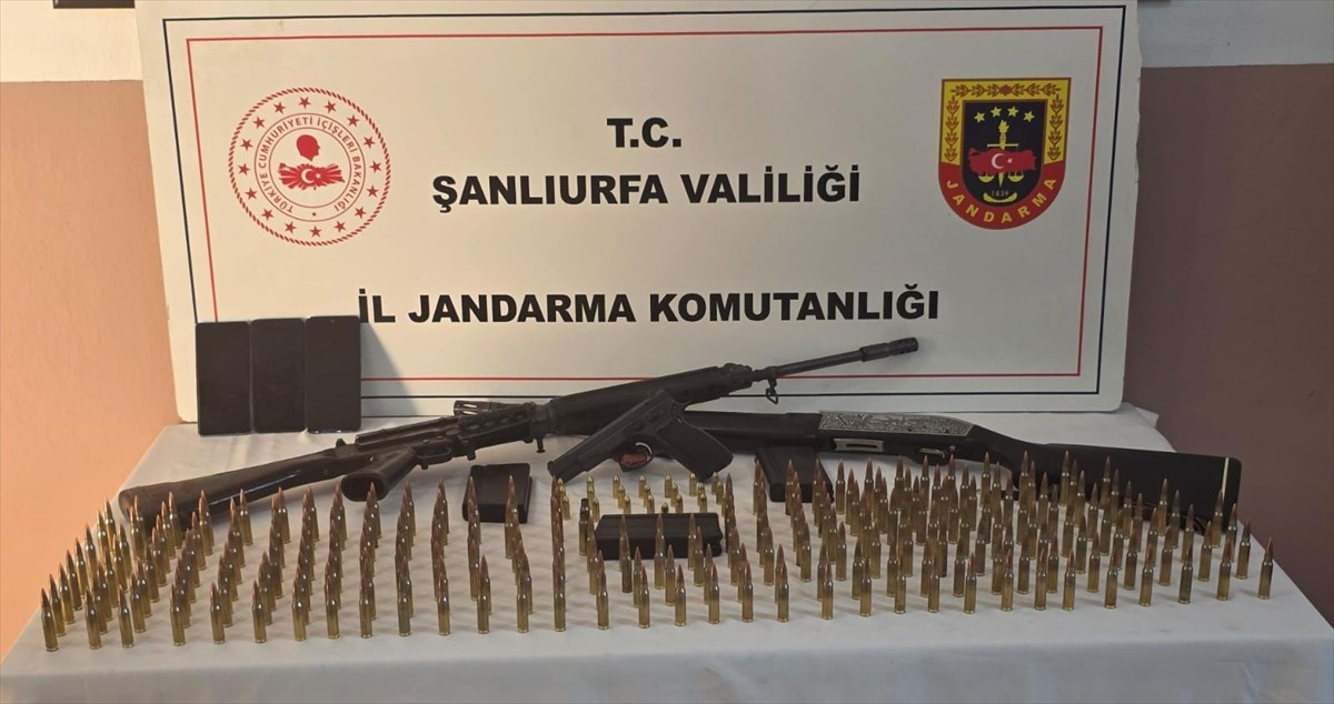 Şanlıurfa'nın Haliliye ilçesinde düzenlenen silah kaçakçılığı operasyonunda 2 zanlı gözaltına...