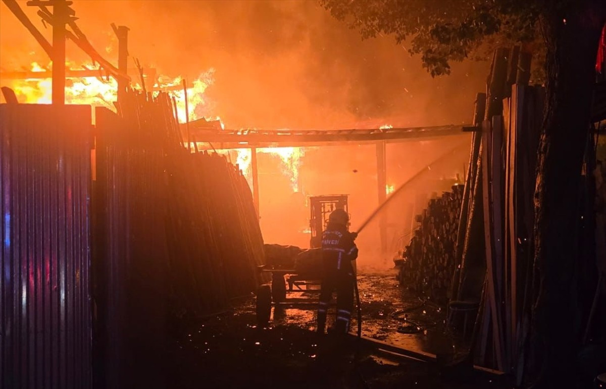 Şanlıurfa'nın Haliliye ilçesinde, marangoz atölyesinde çıkan yangın itfaiye ekiplerinin...