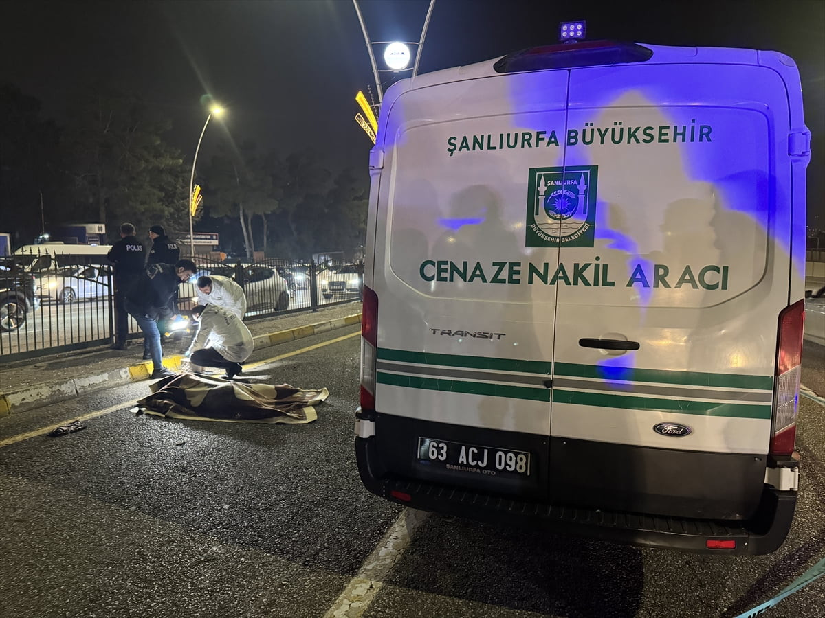 Şanlıurfa'nın Haliliye ilçesinde otomobilin çarptığı kadın yaşamını yitirdi. Polis ekipleri olay...