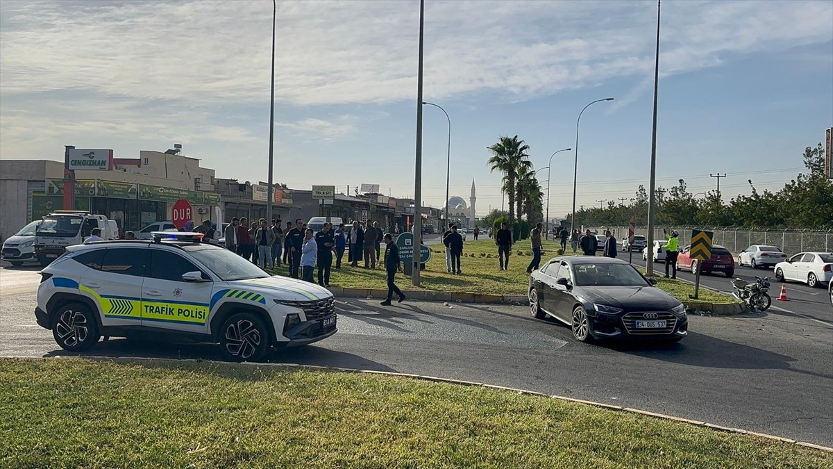 Şanlıurfa'nın Haliliye ilçesinde otomobille çarpışan motosikletteki 2 kişi hayatını...