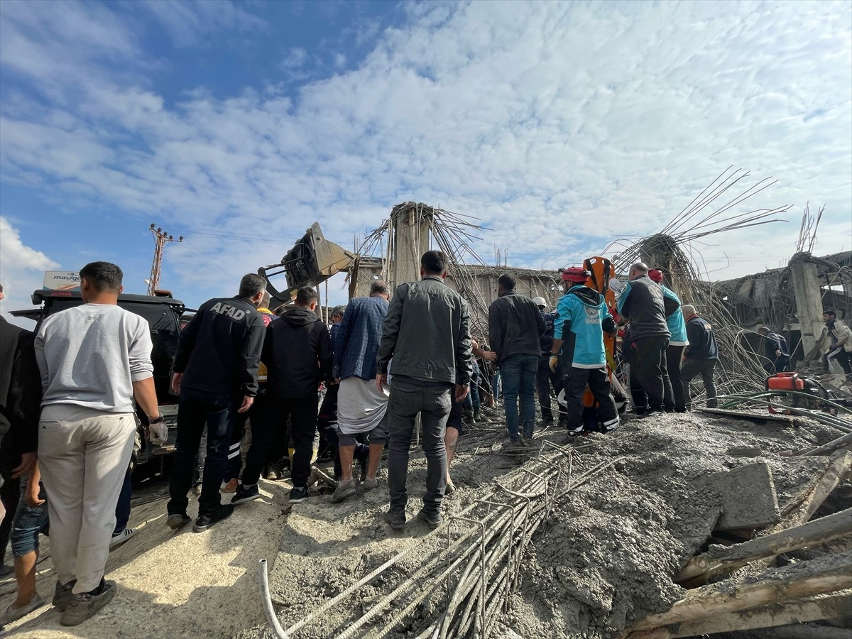 Şanlıurfa'nın Haliliye ilçesinde tek katlı bir inşaatta meydana gelen çökme sonucu 2 işçi ağır...