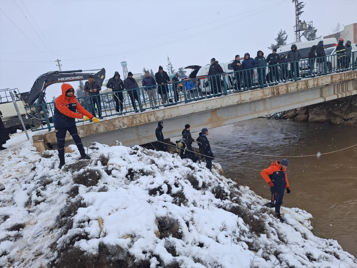 Şanlıurfa'nın Harran ilçesinde sulama kanalına düşen otomobildeki 4 kişi için kurtarma çalışması...