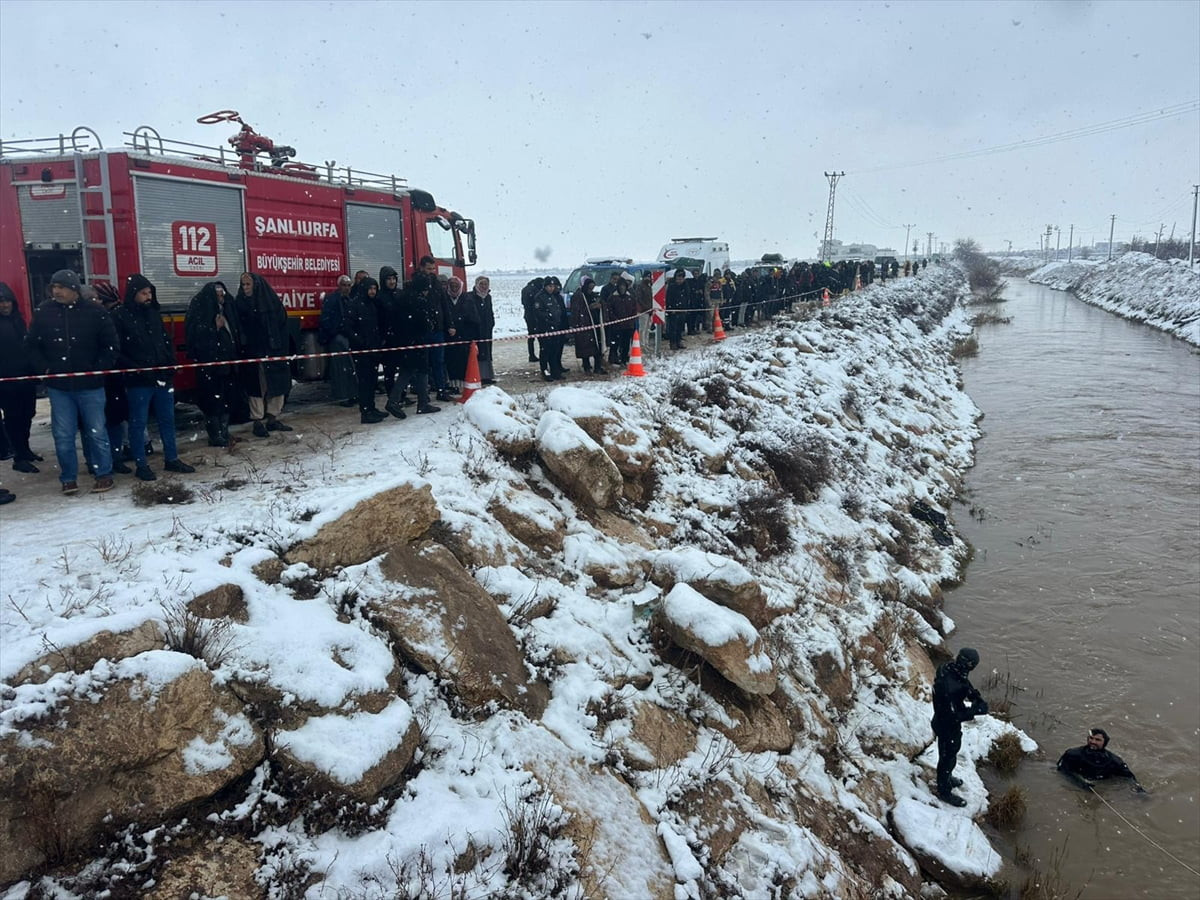 Şanlıurfa'nın Harran ilçesinde sulama kanalına düşen otomobildeki 4 kişi için kurtarma çalışması...