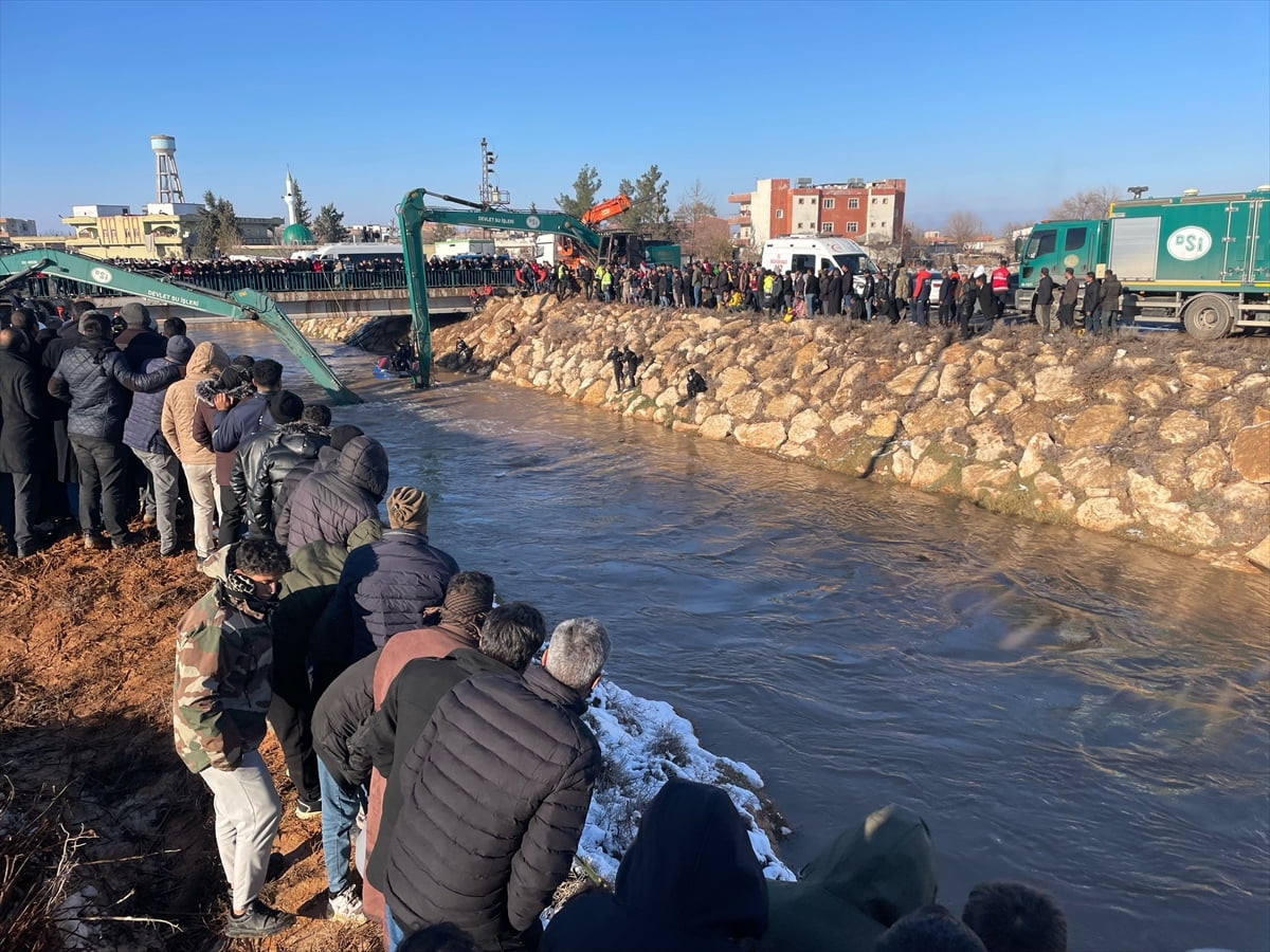 Şanlıurfa'nın Harran ilçesinde sulama kanalına düşen otomobildeki 4 kişiden 3 çocuğun cansız...