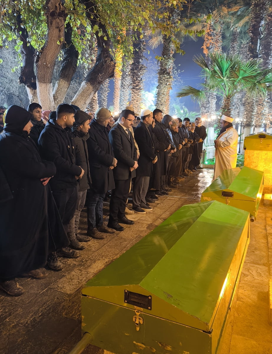 Şanlıurfa'nın Harran ilçesinde sulama kanalına düşen otomobildeki 4 kişiden cenazeleri bulunan 3...