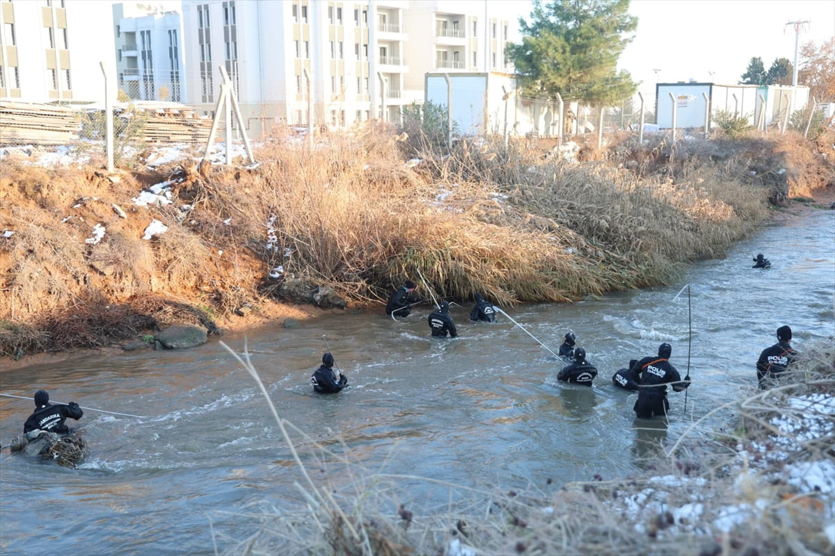 Şanlıurfa'nın Harran ilçesinde sulama kanalına düşen otomobilin sürücüsünü arama çalışmalarına...