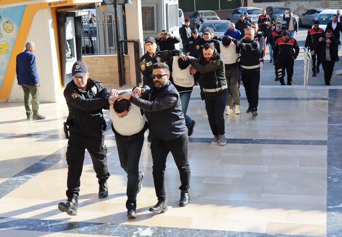 Şanlıurfa'nın Karaköprü ilçesinde 1 kişinin öldüğü silahlı kavgaya ilişkin 2 şüpheli tutuklandı....