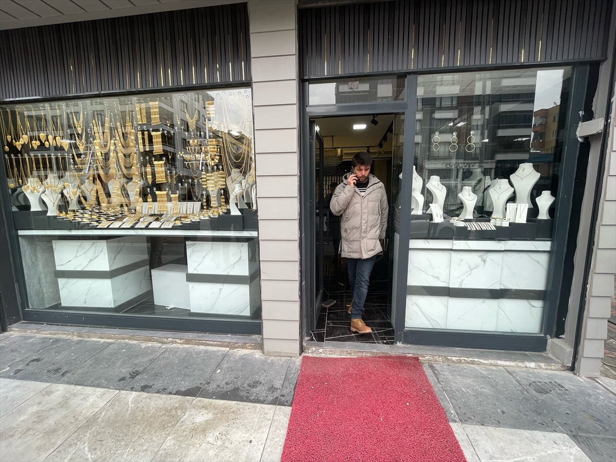 Şanlıurfa'nın Karaköprü ilçesinde bir kuyumcuya silahla giren 3 şüpheli, iş yerindeki altın ve...