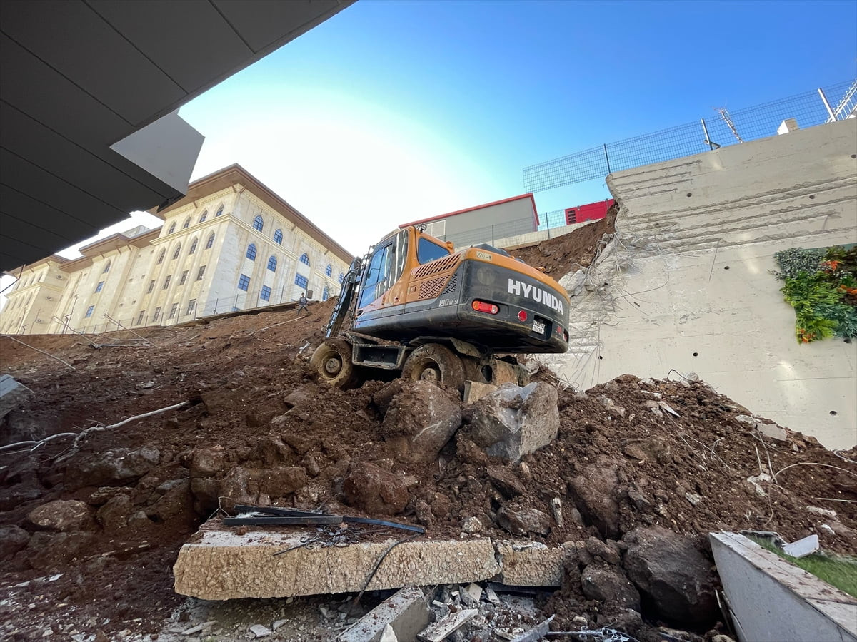 Şanlıurfa'nın Karaköprü ilçesinde bir sitenin istinat duvarının çökmesi sonucu 4 dairede hasar...