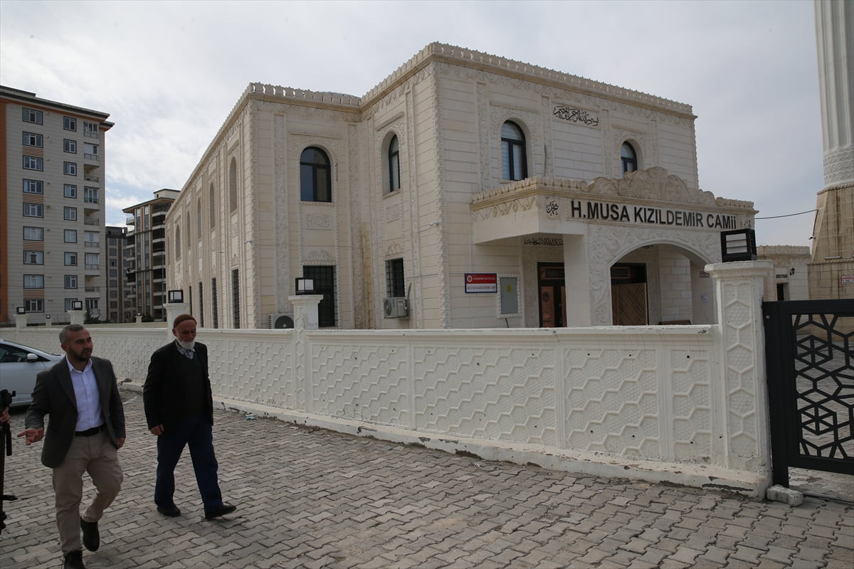 Şanlıurfa'nın Karaköprü ilçesinde caminin tavan alçısı namaz esnasında cemaatin üstüne...