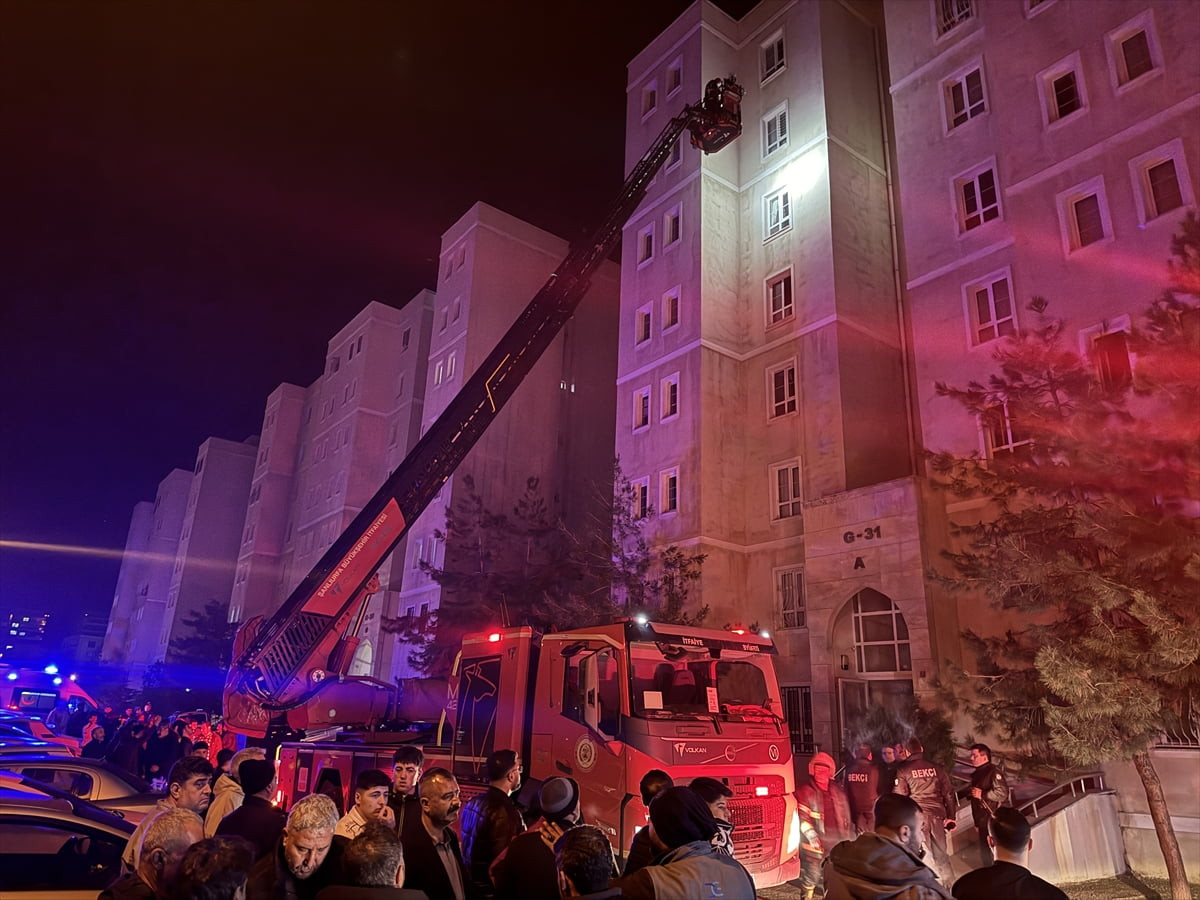 Şanlıurfa'nın Karaköprü ilçesinde elektrik panosundan çıkan yangında dumandan etkilenen 3 kişi...