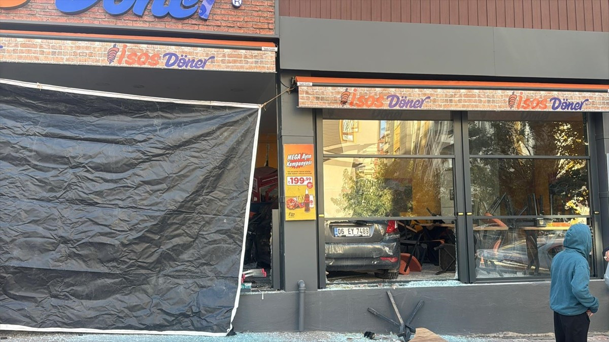 Şanlıurfa'nın Karaköprü ilçesinde kontrolden çıkan otomobil dönerci dükkanına girdi. Kazada iş...