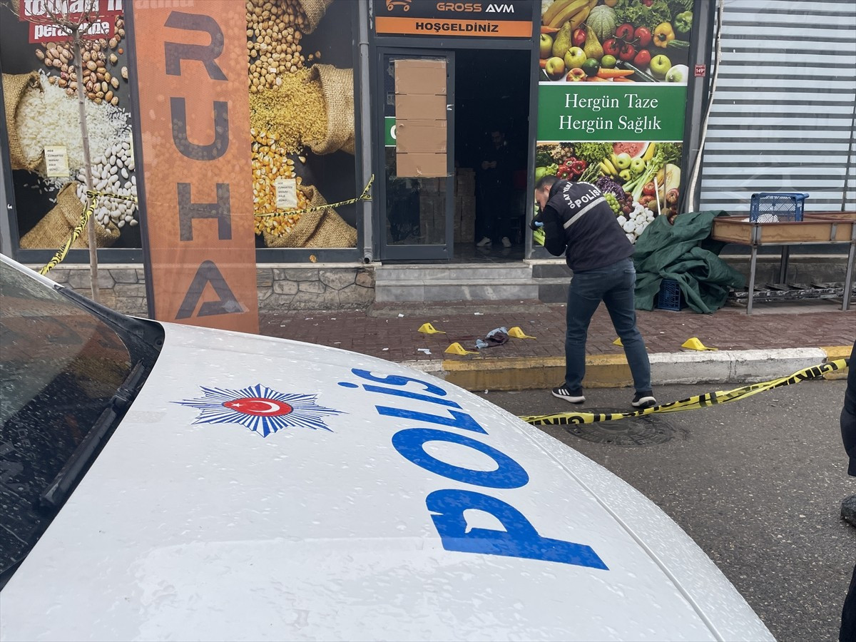 Şanlıurfa'nın Karaköprü ilçesinde market çalışanı silahlı saldırıda yaralandı. Çevredekilerin...
