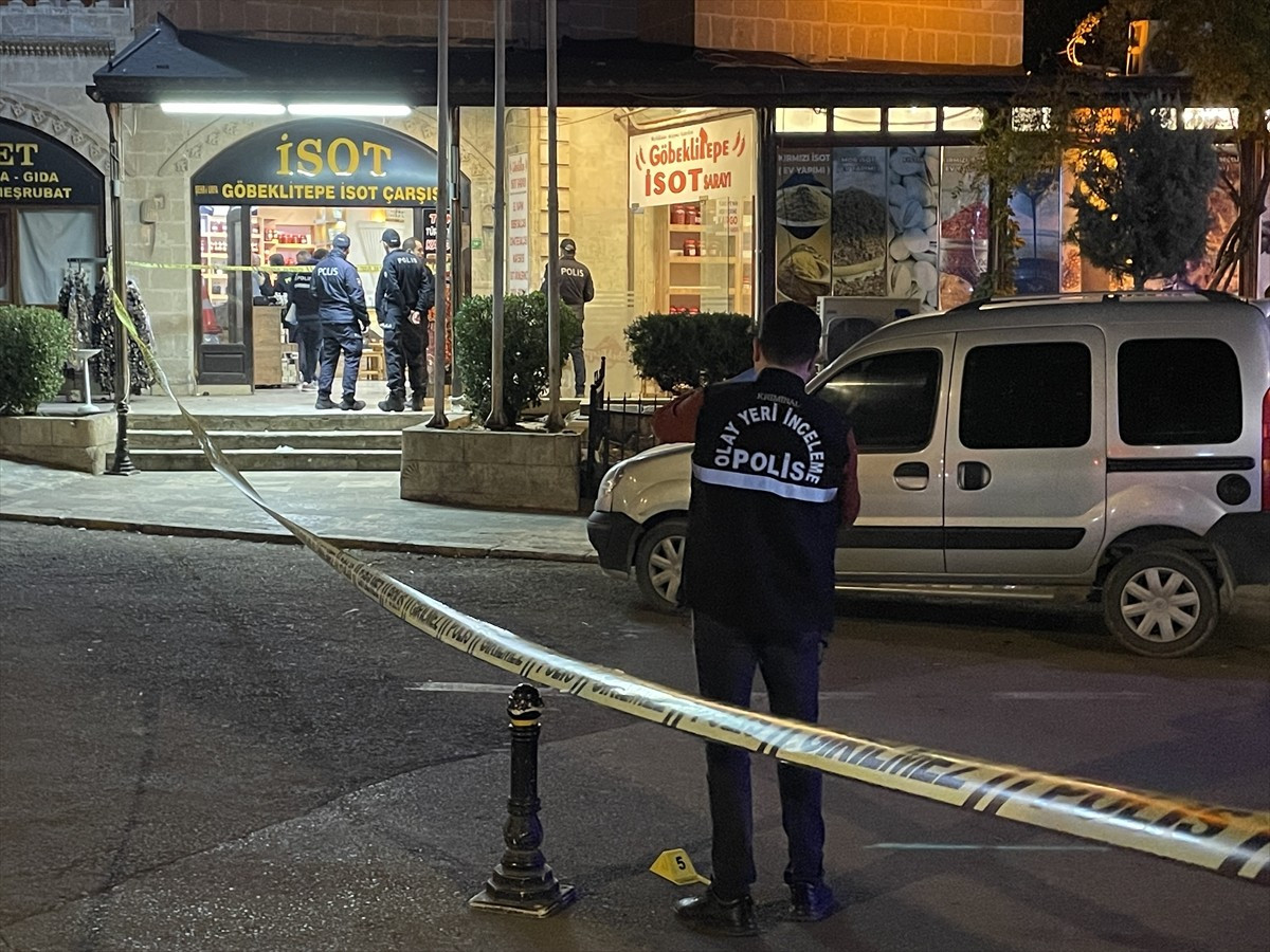 Şanlıurfa'nın merkez Eyyübiye ilçesinde iş yerine düzenlenen silahlı saldırıda 1 kişi ağır...