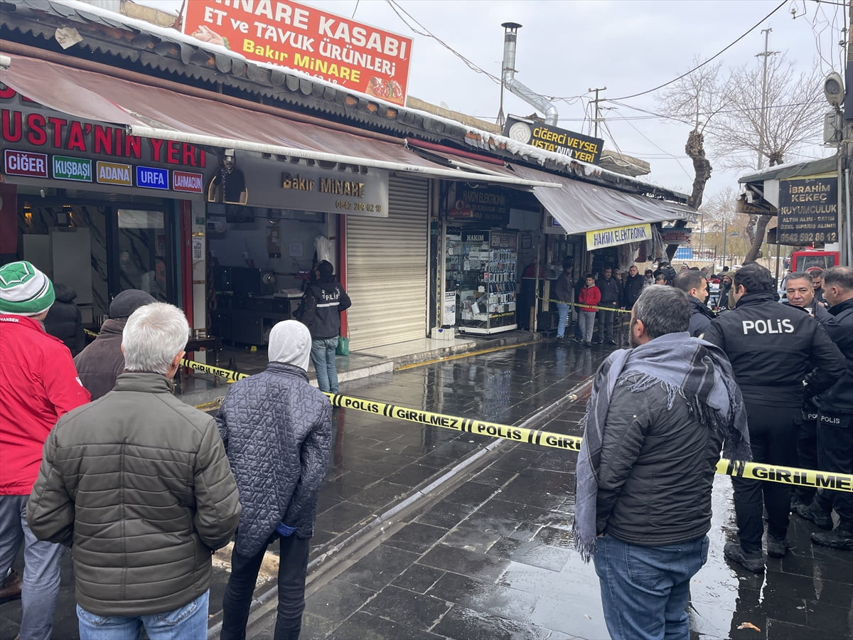 Şanlıurfa'nın merkez Eyyübiye ilçesinde iş yerine düzenlenen silahlı saldırıda 2 kişi yaralandı....