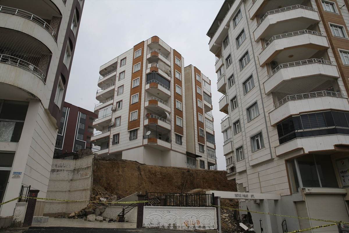 Şanlıurfa'nın merkez Karaköprü ilçesinde dün istinat duvarının yıkılması sonucu tahliye edilen...