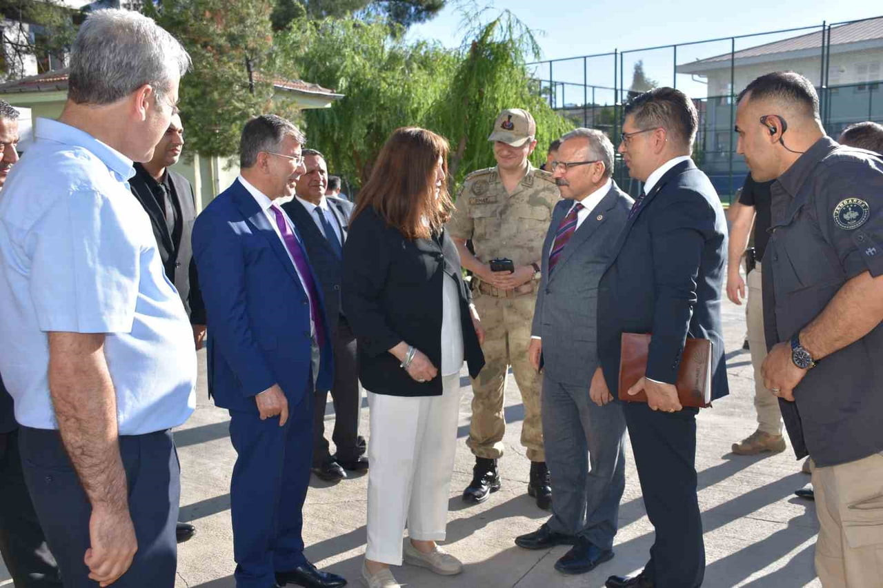 ŞANLIURFA'NIN SİVEREK İLÇESİ İLE KAHRAMANMARAŞ'TA MEYDANA GELEN OKUL SALDIRILARININ ARDINDAN...
