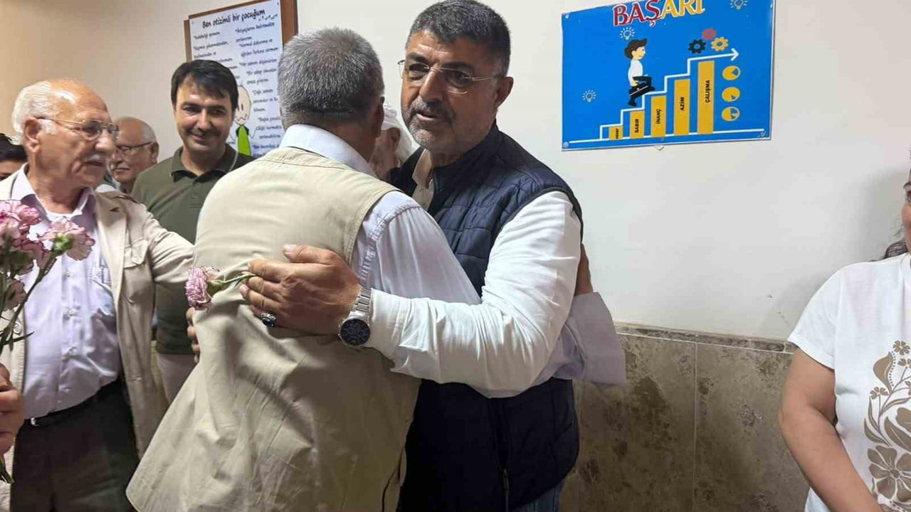 ŞANLIURFA'NIN SİVEREK İLÇESİNDE 37 YILLIK ÖĞRETMENLİK MESLEĞİNİ TAMAMLAYARAK EMEKLİLİĞE AYRILAN...