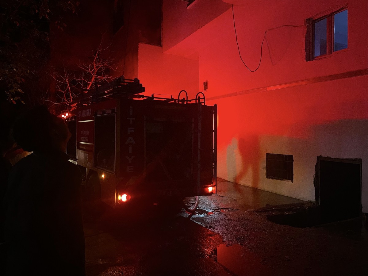 Şanlıurfa'nın Siverek ilçesinde bir apartmanda çıkan yangında dumandan etkilenen 9 kişi tedavi...