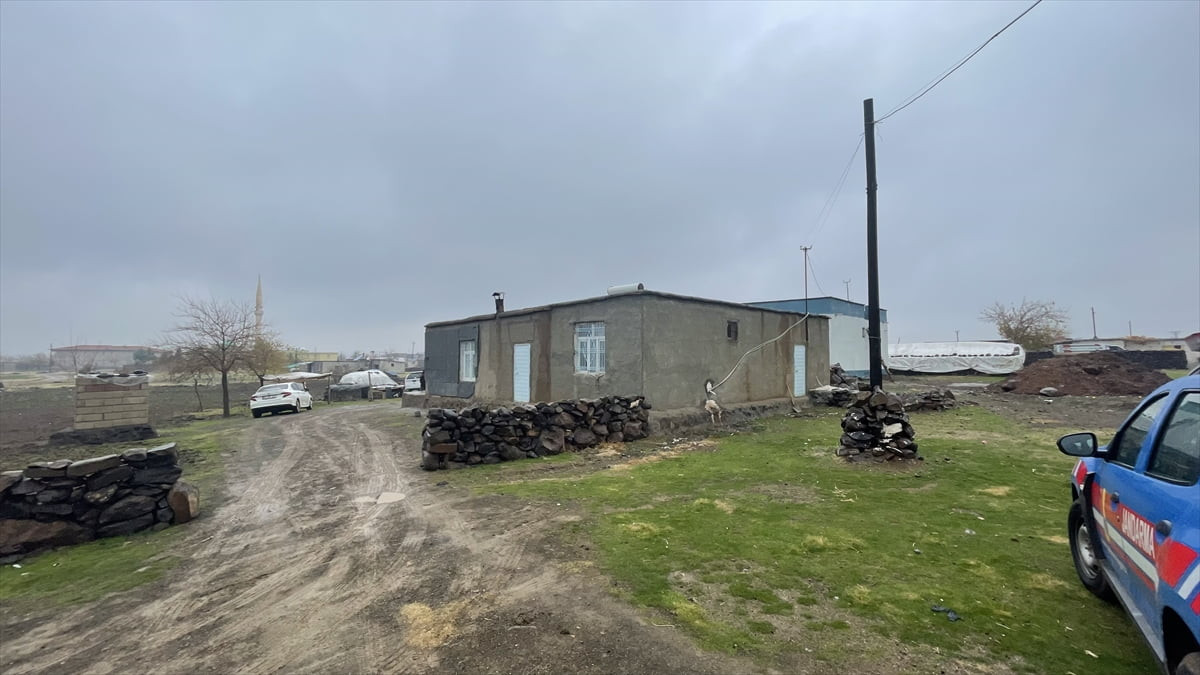 Şanlıurfa'nın Siverek ilçesinde bir kişi, tartıştığı eşini ve oğlunu tabancayla öldürdü. Jandarma...