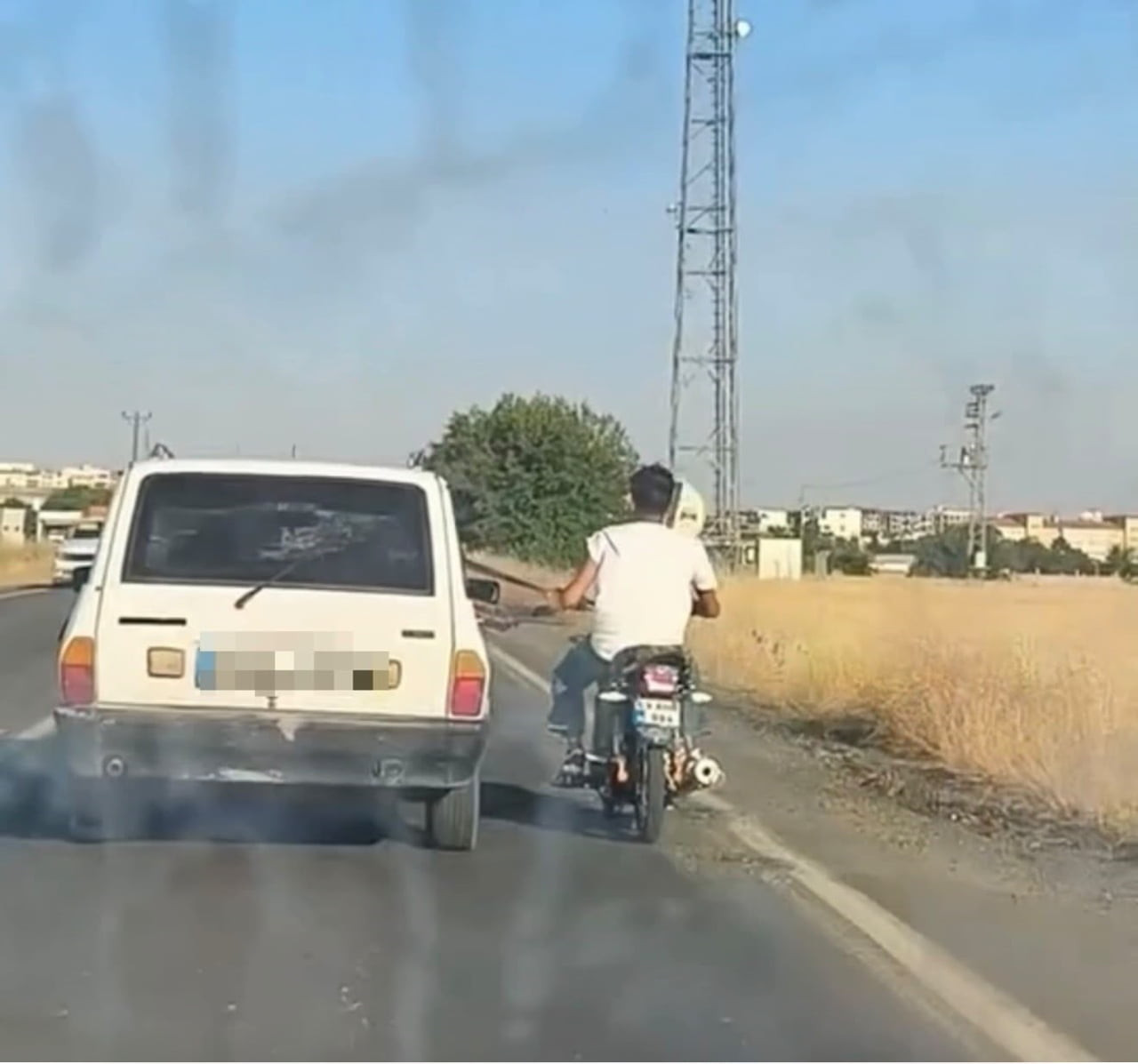 ŞANLIURFA'NIN SİVEREK İLÇESİNDE BİR MOTOSİKLET SÜRÜCÜSÜNÜN SEYİR HALİNDEKİ OTOMOBİLİN EMNİYET...