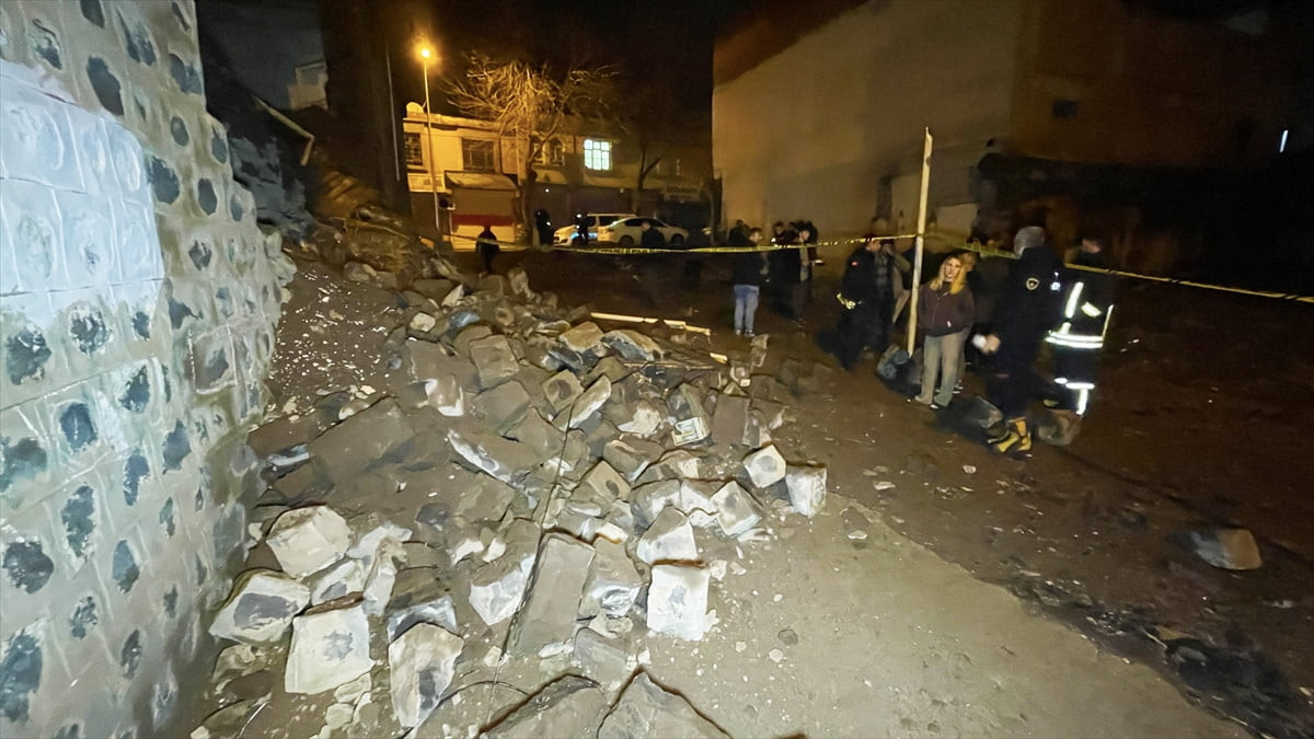 Şanlıurfa'nın Siverek ilçesinde bir süre önce boşaltılan iki katlı toprak damlı evin çökmesi...