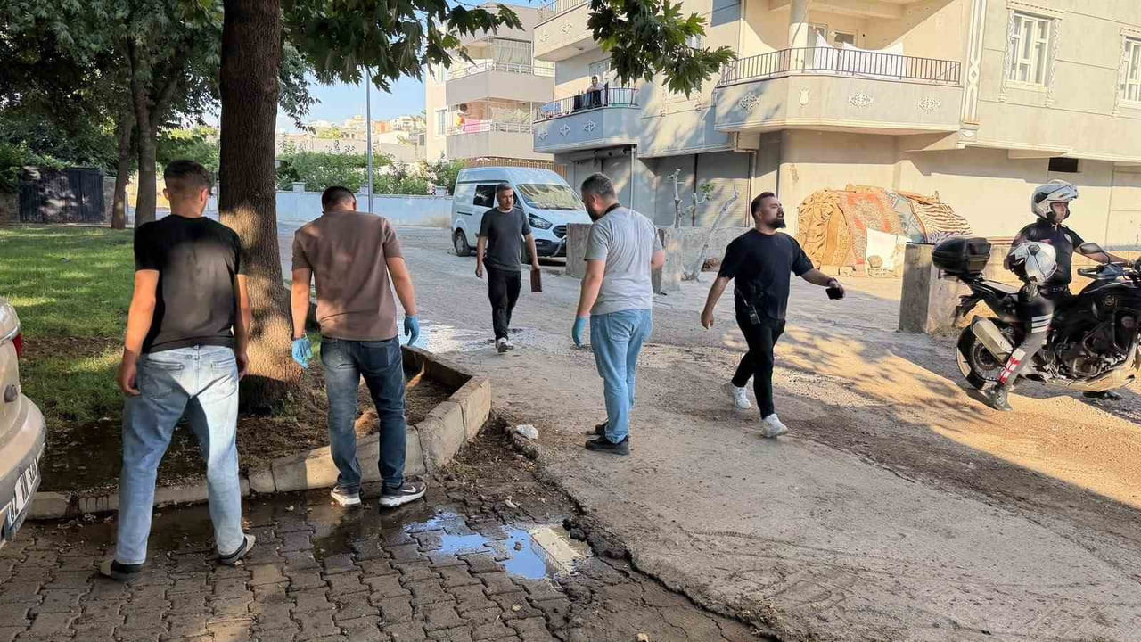 ŞANLIURFA'NIN SİVEREK İLÇESİNDE ÇIKAN SİLAHLI KAVGADA 1 KİŞİ YARALANDI.