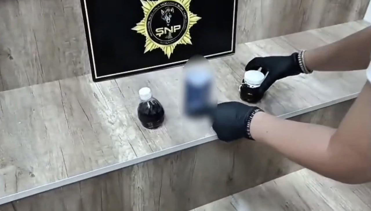 ŞANLIURFA'NIN SİVEREK İLÇESİNDE DÜZENLENEN NARKOTİK OPERASYONUNDA, PET ŞİŞE GÖRÜNÜMÜNDE ÖZEL...