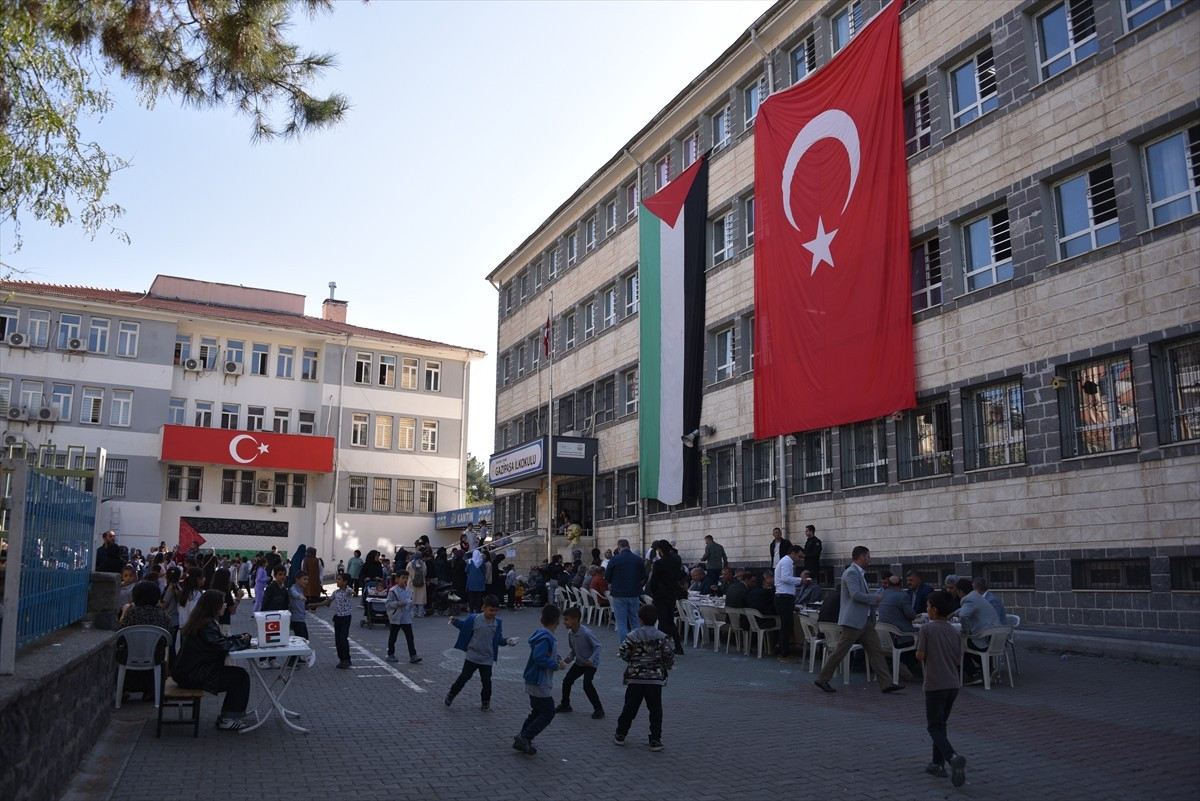 Şanlıurfa'nın Siverek ilçesinde Gazze'ye yardım amacıyla kermes düzenlendi. Gazipaşa İlkokulu...