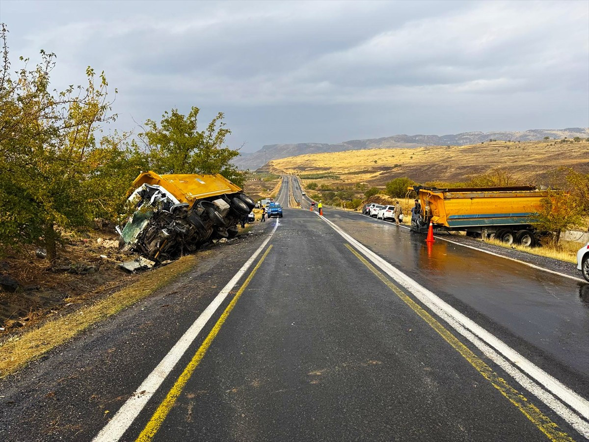 Şanlıurfa'nın Siverek ilçesinde iki kamyonun çarpıştığı kazada 1 kişi öldü, 1 kişi...